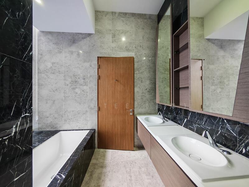 Master bath with dual vanity and bathtub