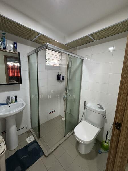 452A Bukit Batok West Avenue 6, 452A Bukit Batok West Avenue 6, 3 Bedrooms, 1,248 sqft, HDB Flat For Rent, by S.M. SUNDARAM, 25571782 - Bathroom - PropertyGuru.com.sg