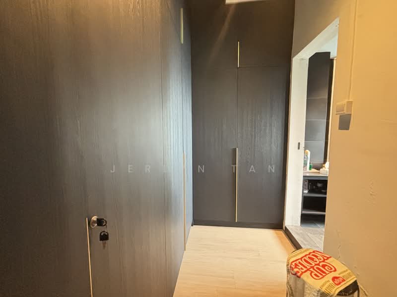 Tradehub 21, 8 Boon Lay Way, 1,593 sqft, Light Industrial (B1) For Rent, by Jerlyn Tan, 25571873 - Corridor - CommercialGuru.com.sg
