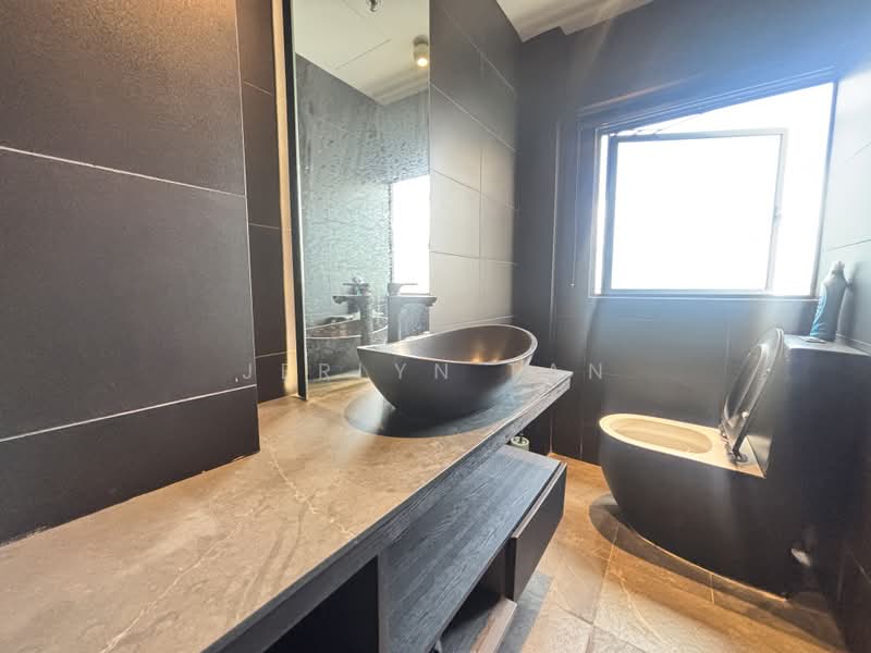 Tradehub 21, 8 Boon Lay Way, 1,593 sqft, Light Industrial (B1) For Rent, by Jerlyn Tan, 25571873 - Bathroom - CommercialGuru.com.sg