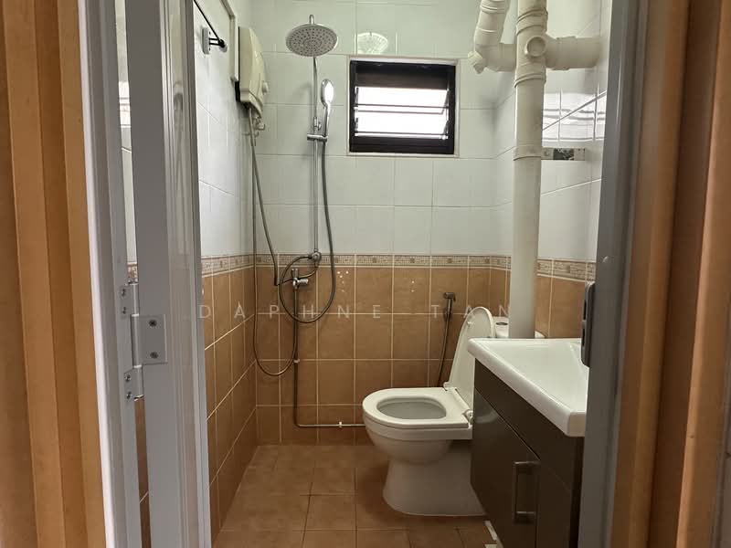 64 Telok Blangah Drive, 64 Telok Blangah Drive, 2 Bedrooms, 721 sqft, HDB Flat For Rent, by Daphne Tan, 25572314 - Bathroom - PropertyGuru.com.sg