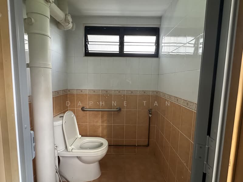 64 Telok Blangah Drive, 64 Telok Blangah Drive, 2 Bedrooms, 721 sqft, HDB Flat For Rent, by Daphne Tan, 25572314 - Bathroom - PropertyGuru.com.sg