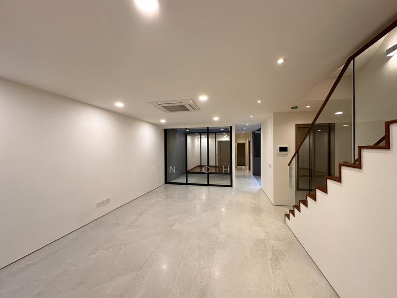 Basement: Makes for a wonderful children's play area/entertainment area