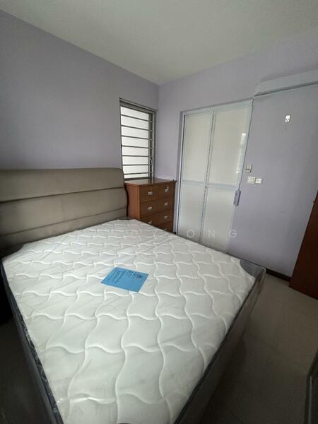 bed frame with queen size mattress