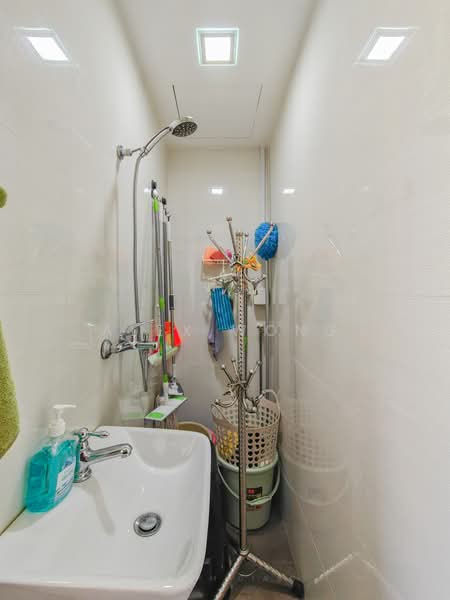 Forest Hills Condo, 31 Transit Road, 3 Bedrooms, 1,163 sqft, Condominium For Sale, by Alex Wong, 25575019 - Bathroom - PropertyGuru.com.sg