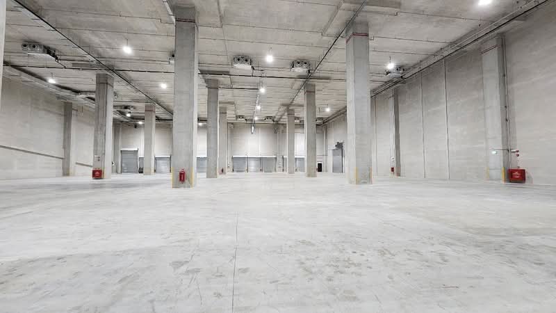 Ground Floor Warehouse 10.5m High Ceiling 25kn sqm 40ft container