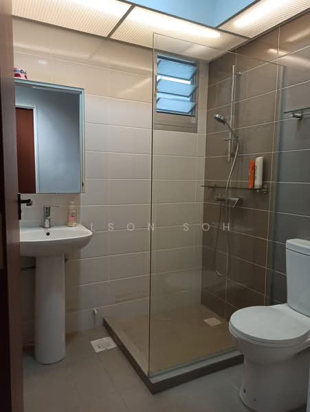 130B Lorong 1 Toa Payoh, 130B Lorong 1 Toa Payoh, Balestier / Toa Payoh, 2 Bedrooms, 700 sqft, HDB Flat For Rent, by ELSON SOH, 25575352 - Bathroom - PropertyGuru.com.sg