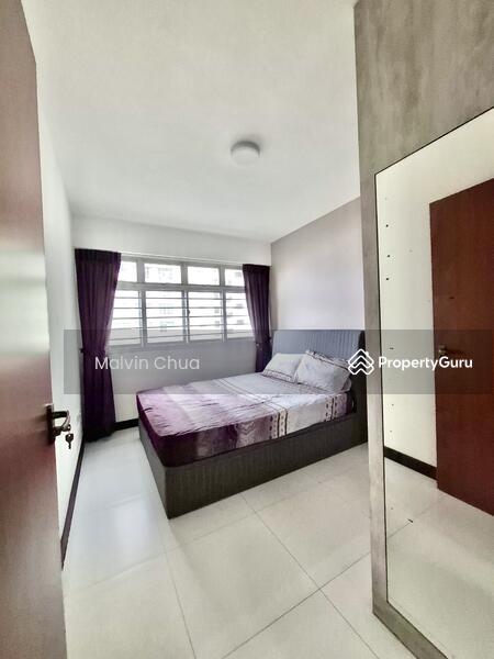 Bedroom 1 (Queen Bed)