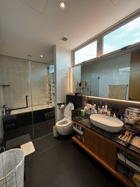 Junior master 2 bathroom