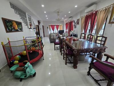 For Sale - Beautiful and Well Kept Semi-D! 400m to CHIJ St. Nicholas!