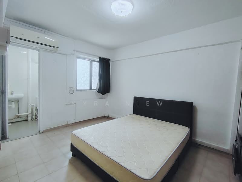 222 Serangoon Avenue 4, 222 Serangoon Avenue 4, 2 Bedrooms, 721 sqft, HDB Flat For Rent, by Kyra Niew, 25580981 - Master Bedroom - PropertyGuru.com.sg