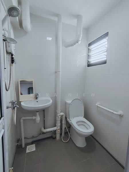 222 Serangoon Avenue 4, 222 Serangoon Avenue 4, 2 Bedrooms, 721 sqft, HDB Flat For Rent, by Kyra Niew, 25580981 - Master Bathroom - PropertyGuru.com.sg