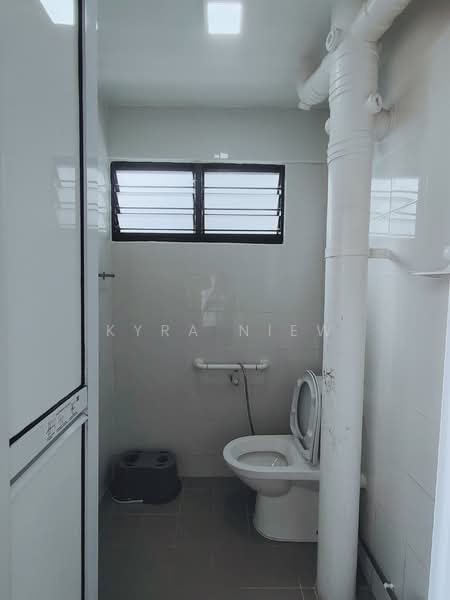 222 Serangoon Avenue 4, 222 Serangoon Avenue 4, 2 Bedrooms, 721 sqft, HDB Flat For Rent, by Kyra Niew, 25580981 - Common Bathroom - PropertyGuru.com.sg