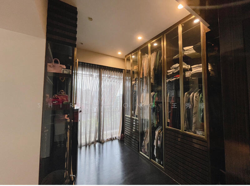 Walk-in Closet