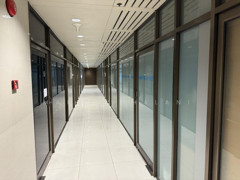 Peninsula Plaza, 111 North Bridge Road, 823 sqft, Office For Rent, by Mahesh Dhalani, 25581677 - Corridor - CommercialGuru.com.sg