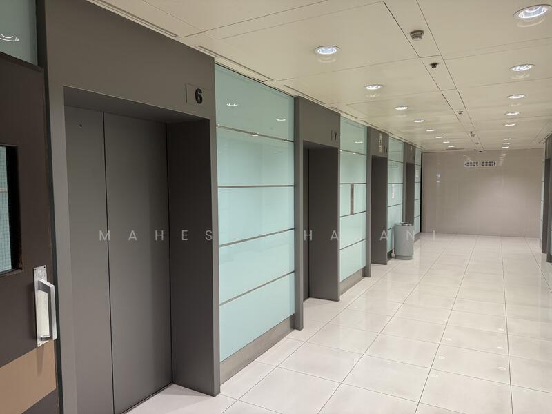 Peninsula Plaza, 111 North Bridge Road, 823 sqft, Office For Rent, by Mahesh Dhalani, 25581677 - Corridor - CommercialGuru.com.sg