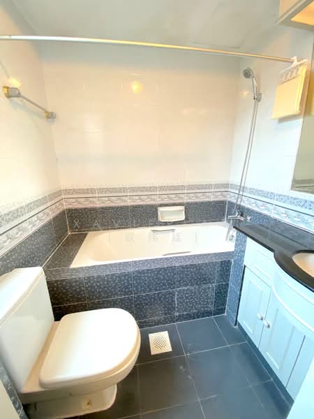 Royal Palm Mansions, 330 Pasir Panjang Road, 3 Bedrooms, 1,238 sqft, Condominium For Rent, by Xavier Aw (欧伟廷), 25582978 - Attached Bathroom - PropertyGuru.com.sg