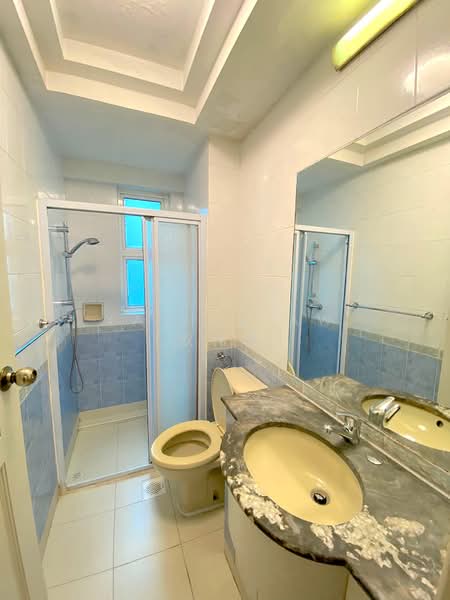 Royal Palm Mansions, 330 Pasir Panjang Road, 3 Bedrooms, 1,238 sqft, Condominium For Rent, by Xavier Aw (欧伟廷), 25582978 - Common Bathroom - PropertyGuru.com.sg