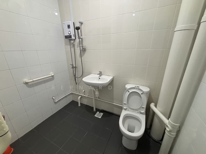 667 Hougang Avenue 4, 667 Hougang Avenue 4, 2 Bedrooms, 796 sqft, HDB Flat For Rent, by Bernard Tay, 25585352 - Bathroom - PropertyGuru.com.sg