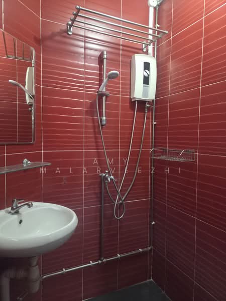 212 Jurong East Street 21, 212 Jurong East Street 21, 2 Bedrooms, 720 sqft, HDB Flat For Rent, by Amy Malarveezhi, 25586941 - Bathroom - PropertyGuru.com.sg