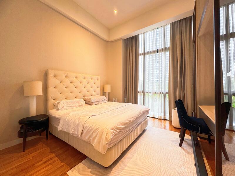 Master Bedroom (Level 2)