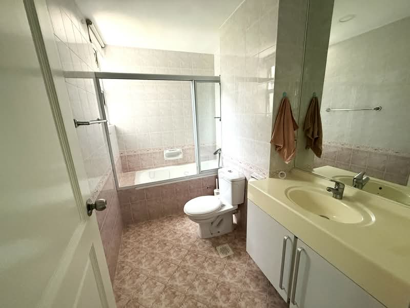 Hillview 128, 126 Hillview Avenue, 3 Bedrooms, 1,044 sqft, Apartment For Rent, by Louis Choo, 25589193 - Bathroom - PropertyGuru.com.sg
