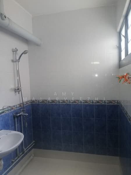 212 Jurong East Street 21, 212 Jurong East Street 21, 2 Bedrooms, 720 sqft, HDB Flat For Rent, by Amy Malarveezhi, 25589403 - Bathroom - PropertyGuru.com.sg