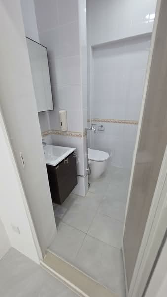 Kg Glam Arab Street, Arab Street, 1,600 sqft, Shop / Shophouse For Rent, by Hashim Bahashwan, 25589476 - Bathroom - CommercialGuru.com.sg