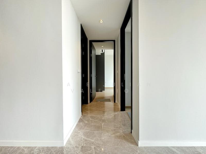 Irwell Hill Residences, 2 Irwell Hill, Orchard / River Valley, 2 Bedrooms, 657 sqft, Condominium For Rent, by Shane Julian Valerio, 25591405 - Hallway - PropertyGuru.com.sg