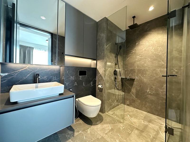 Irwell Hill Residences, 2 Irwell Hill, Orchard / River Valley, 2 Bedrooms, 657 sqft, Condominium For Rent, by Shane Julian Valerio, 25591405 - Master bathroom - PropertyGuru.com.sg