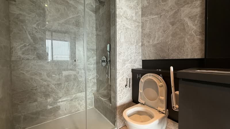 OUE Twin Peaks Condominium For Sale at S$ 1,200,000 | PropertyGuru Singapore - Bathroom