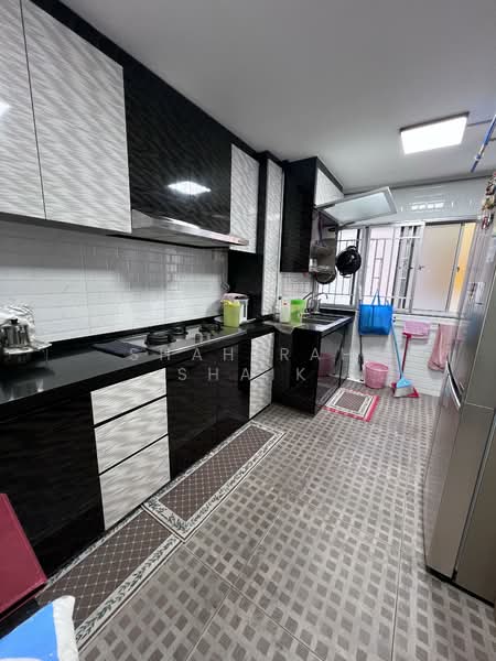 215 Tampines Street 23 HDB Flat For Sale at S$ 470,000 | PropertyGuru Singapore - Kitchen