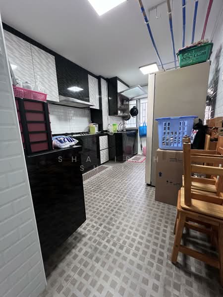 215 Tampines Street 23 HDB Flat For Sale at S$ 470,000 | PropertyGuru Singapore - Kitchen