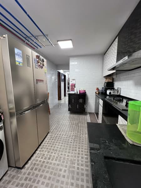 215 Tampines Street 23 HDB Flat For Sale at S$ 470,000 | PropertyGuru Singapore - Kitchen