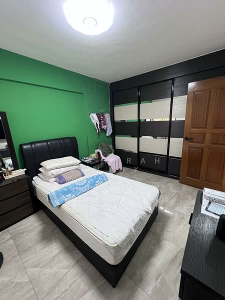 215 Tampines Street 23 HDB Flat For Sale at S$ 470,000 | PropertyGuru Singapore - Bedroom