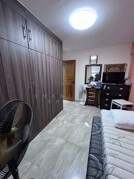 215 Tampines Street 23 HDB Flat For Sale at S$ 470,000 | PropertyGuru Singapore - Bedroom