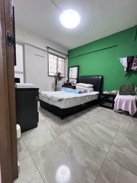 215 Tampines Street 23 HDB Flat For Sale at S$ 470,000 | PropertyGuru Singapore - Bedroom