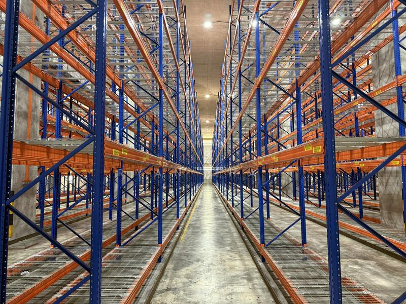 Ground | 11m Clear | 7 Bays + 3 Large Roller Shutter @ Jurong, Jurong, Boon Lay / Jurong / Tuas, 49,000 sqft, Warehouse For Rent, by Ryan Chau, 25595230 - CommercialGuru.com.sg