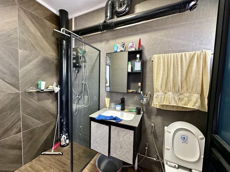 848 Jurong West Street 81, 848 Jurong West Street 81, 3 Bedrooms, 1,420 sqft, HDB Flat For Rent, by Ethan Yang, 25595955 - Common bathroom - PropertyGuru.com.sg