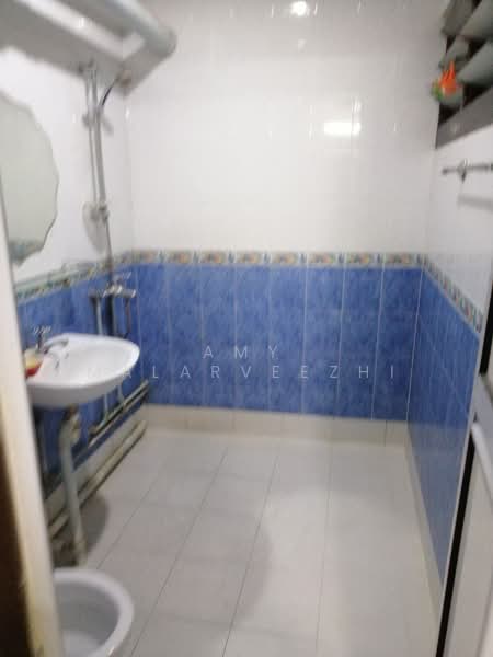 212 Jurong East Street 21, 212 Jurong East Street 21, 2 Bedrooms, 720 sqft, HDB Flat For Rent, by Amy Malarveezhi, 25596431 - Bathroom - PropertyGuru.com.sg
