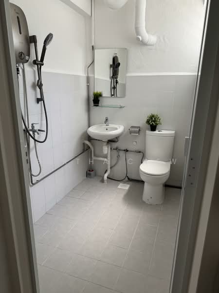 207 Bukit Batok Street 21, 207 Bukit Batok Street 21, 2 Bedrooms, 700 sqft, HDB Flat For Rent, by Bertha Chew, 25596588 - Master Bathroom - PropertyGuru.com.sg