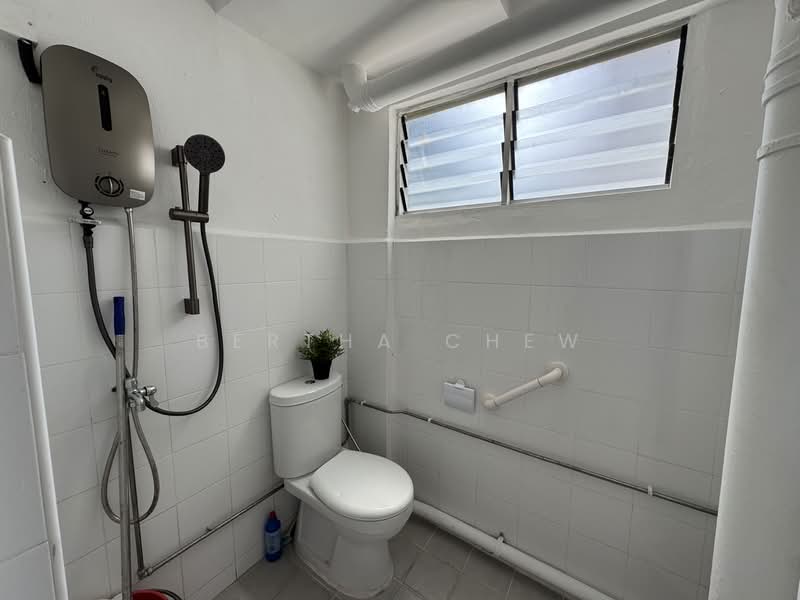 207 Bukit Batok Street 21, 207 Bukit Batok Street 21, 2 Bedrooms, 700 sqft, HDB Flat For Rent, by Bertha Chew, 25596588 - Bathroom 2 - PropertyGuru.com.sg