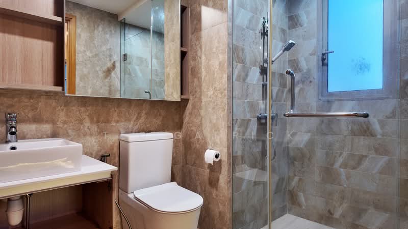 The Vales, 79 Anchorvale Crescent, 2 Bedrooms, 764 sqft, Condominium For Rent, by Teo Garrick, 25597324 - Master toilet - PropertyGuru.com.sg