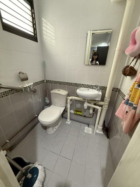 603 Clementi West Street 1, 603 Clementi West Street 1, 2 Bedrooms, 721 sqft, HDB Flat For Rent, by Anthea Yeo 杨丽娇, 25597378 - Bathroom - PropertyGuru.com.sg