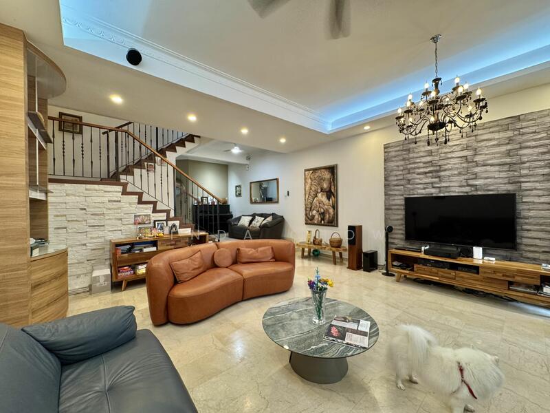 Economy Grew! Yet this house is cheap. Grab this house now, Holland Grove Road, 3 Bedrooms, 2,740 sqft, Terraced House For Sale, by Linda Chow, 25597833 - Actual house - PropertyGuru.com.sg
