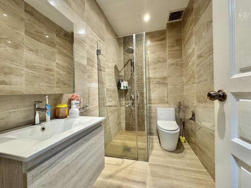 Economy Grew! Yet this house is cheap. Grab this house now, Holland Grove Road, 3 Bedrooms, 2,740 sqft, Terraced House For Sale, by Linda Chow, 25597833 - PropertyGuru.com.sg