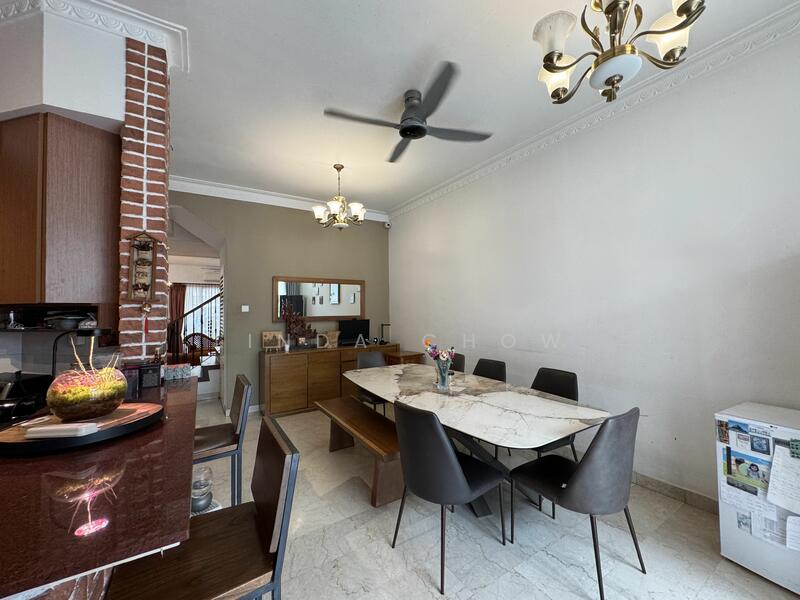 Economy Grew! Yet this house is cheap. Grab this house now, Holland Grove Road, 3 Bedrooms, 2,740 sqft, Terraced House For Sale, by Linda Chow, 25597833 - PropertyGuru.com.sg