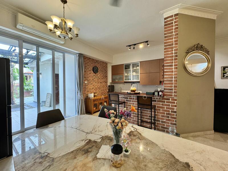 Economy Grew! Yet this house is cheap. Grab this house now, Holland Grove Road, 3 Bedrooms, 2,740 sqft, Terraced House For Sale, by Linda Chow, 25597833 - PropertyGuru.com.sg