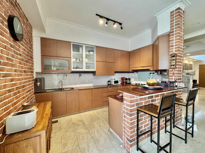 Economy Grew! Yet this house is cheap. Grab this house now, Holland Grove Road, 3 Bedrooms, 2,740 sqft, Terraced House For Sale, by Linda Chow, 25597833 - PropertyGuru.com.sg