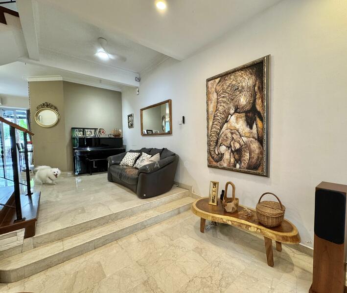 Economy Grew! Yet this house is cheap. Grab this house now, Holland Grove Road, 3 Bedrooms, 2,740 sqft, Terraced House For Sale, by Linda Chow, 25597833 - PropertyGuru.com.sg